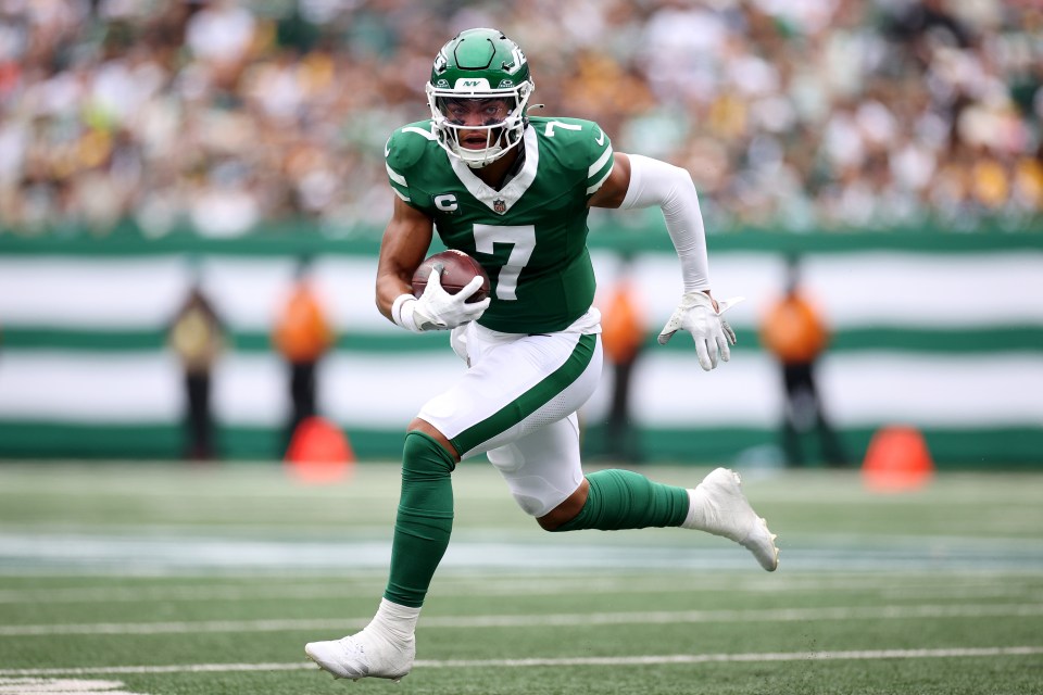EAST RUTHERFORD, NEW JERSEY - SEPTEMBER 07: Justin Fields #7 of the New York Jets runs with the ball during the game against the Pittsburgh Steelers at MetLife Stadium on September 07, 2025 in East Rutherford, New Jersey. (Photo by Evan Bernstein/Getty Images)