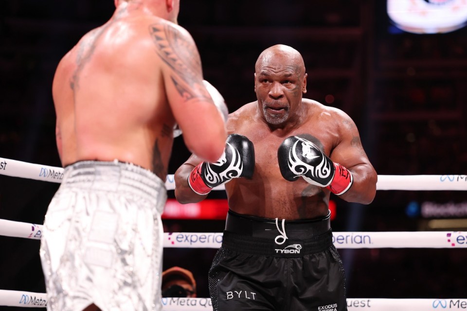 ARLINGTON, TEXAS - NOVEMBER 15: (L-R) Jake Paul and Mike Tyson fight during LIVE On Netflix: Jake Paul vs. Mike Tyson at AT&T Stadium on November 15, 2024 in Arlington, Texas. (Photo by Al Bello/Getty Images for Netflix © 2024)